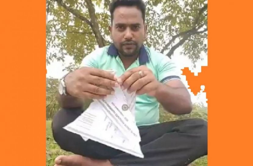লাইভে সনদপত্র ছিঁড়ল হতাশ যুবক