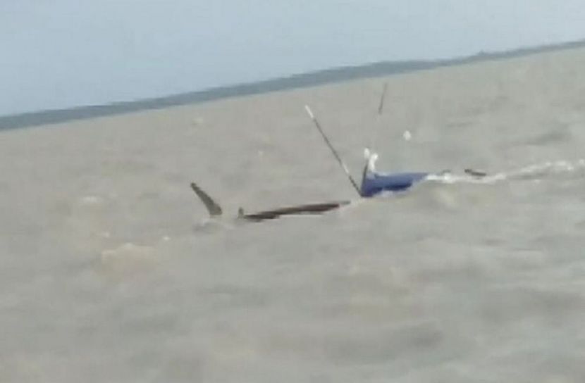 বঙ্গোপসাগরে ট্রলার ডুবি, ৬ জেলে উদ্ধার