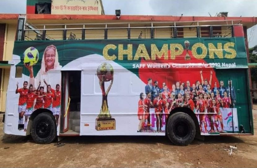 চ্যাম্পিয়নদের বরণে ছাদখোলা বাস