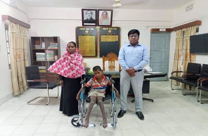 প্রতিবন্ধী নয়নকে হুইল চেয়ার দিলেন ইউএনও