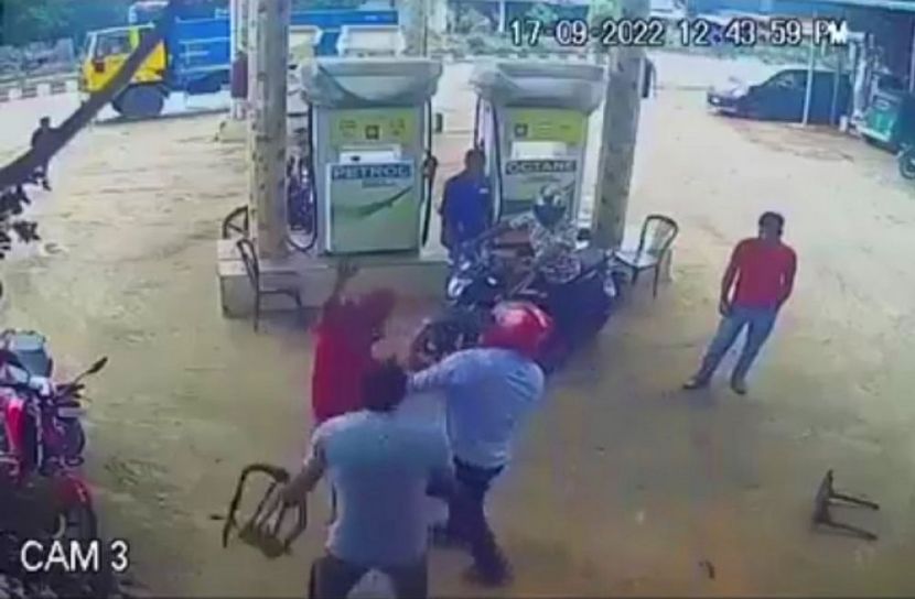 পেট্রোলের দাম চাওয়ায় সেলসম্যানকে মারধর