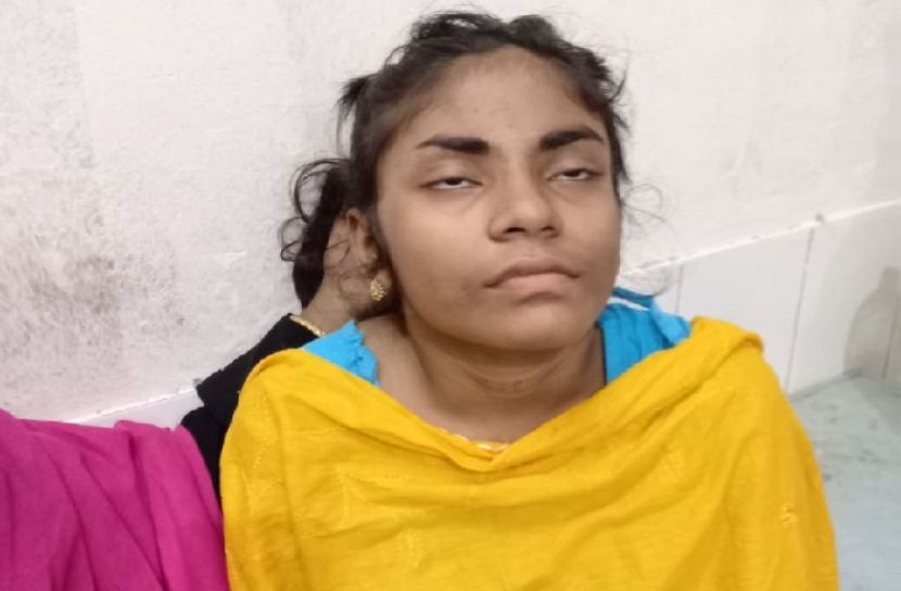 স্কুলছাত্রীকে গলাকেটে হত্যা চেষ্টা