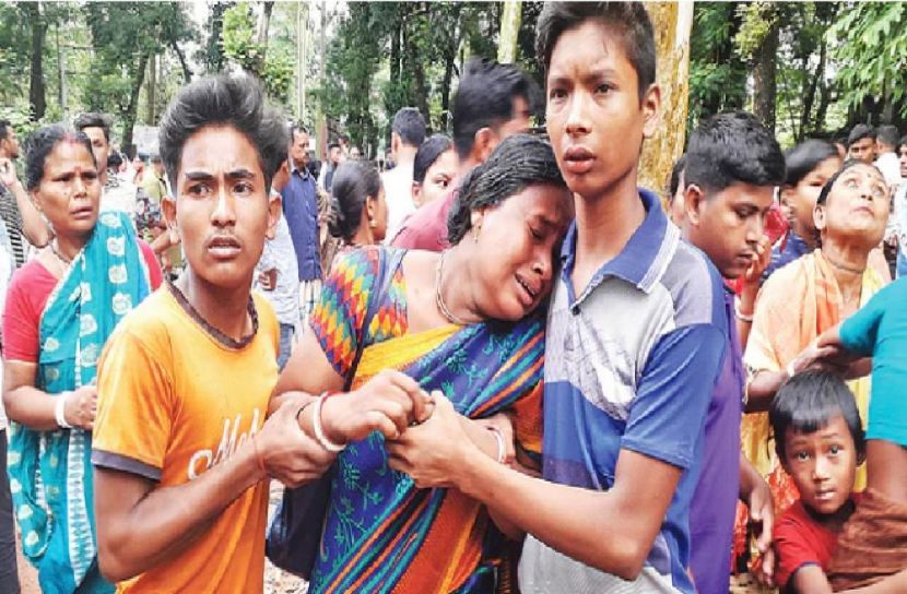 পঞ্চগড়ের বোদা উপজেলায় করতোয়া নদীতে নৌকাডুবির ঘটনায় নদীর পাড়ে স্বজনহারাদের আহাজারি। ছবি: সংগৃহীত