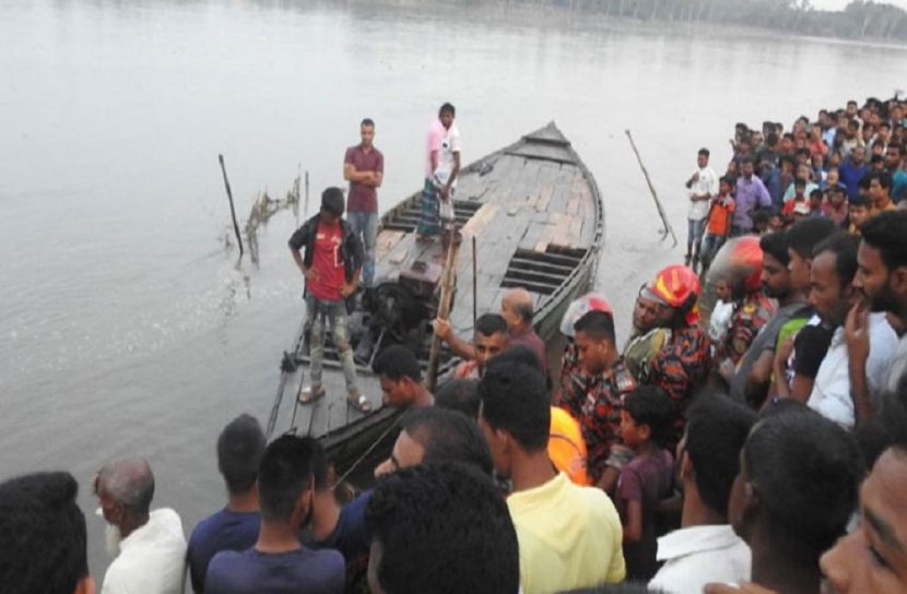 অতিরিক্ত যাত্রীর চাপে নৌকাডুবি