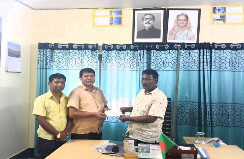 পুজা মন্ডপে আর্থিক অনুদান প্রদান