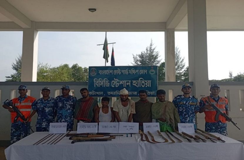 নোয়াখালীতে আগ্নেয়াস্ত্রসহ ৫ ডাকাত আটক
