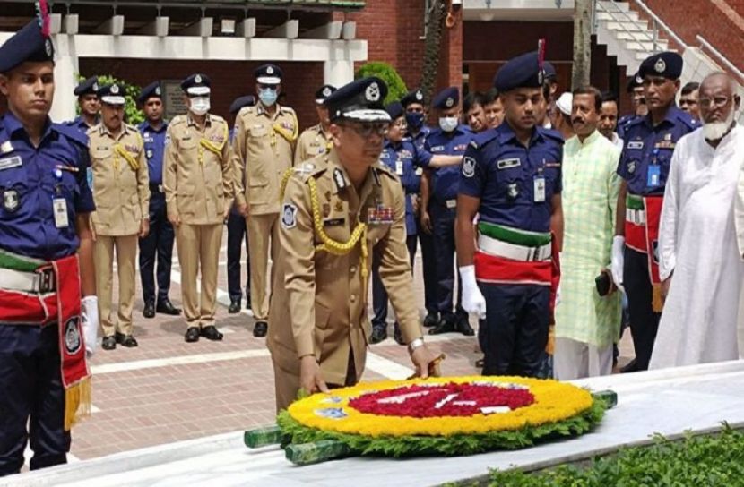 বঙ্গবন্ধুর সমাধিতে আইজিপির শ্রদ্ধা