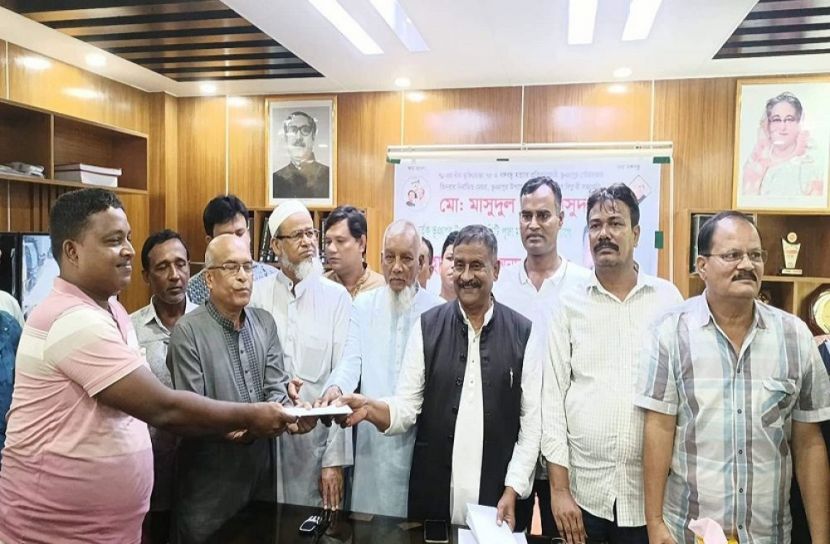 দুর্গাপূজা উপলক্ষে অর্থ প্রদান করলেন মেয়র মাসুদ