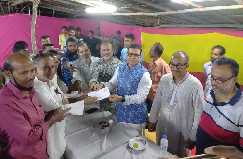 ২১ পূজামণ্ডপে আ’লীগ নেতার অনুদান