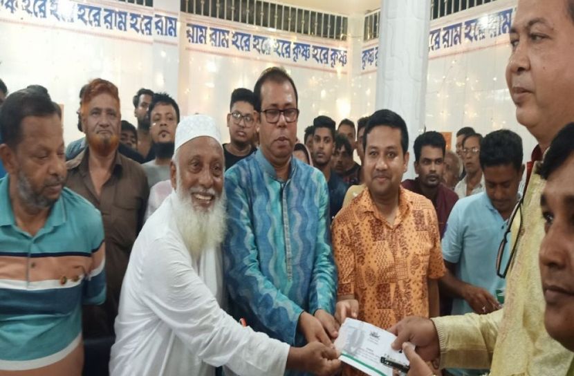 পূজামন্ডপে অনুদান দিলেন আ.লীগ নেতা জাহাঙ্গীর  