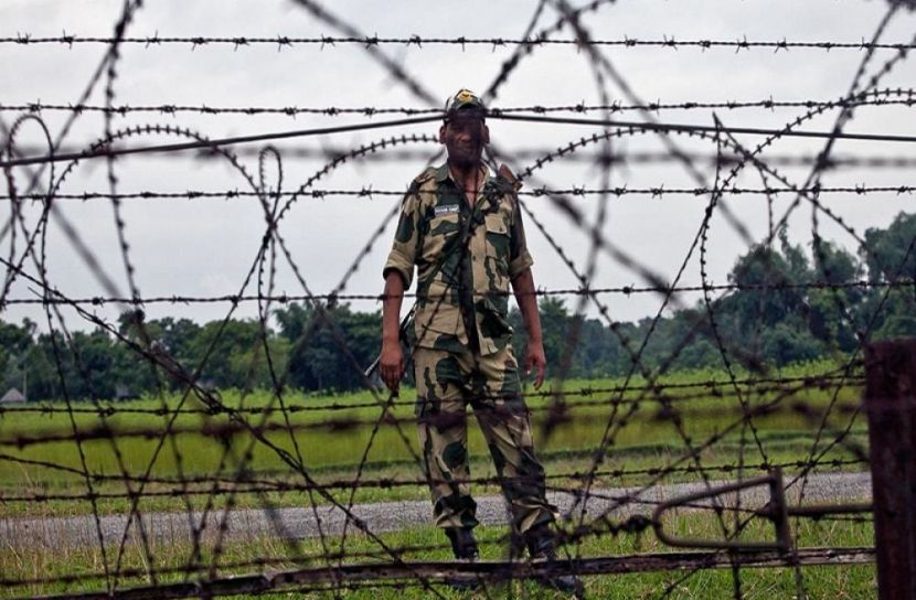 যুবককে ধরে বিএসএফ’র নির্যাতন