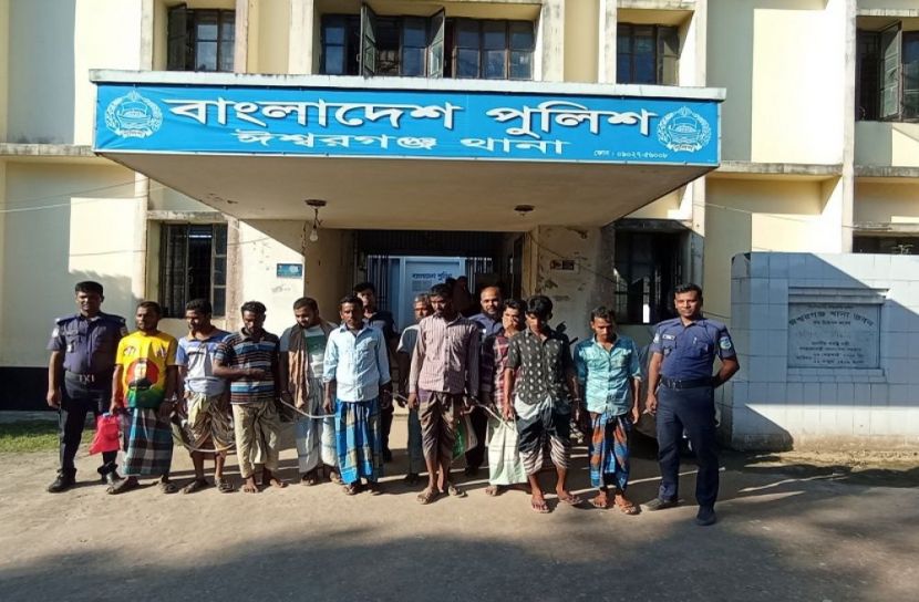 পুলিশের অভিযানে ১৩ আসামী গ্রেপ্তার