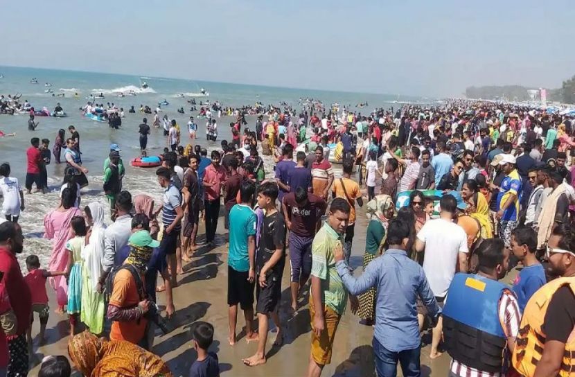 কক্সবাজারে পর্যটকের ভিড়