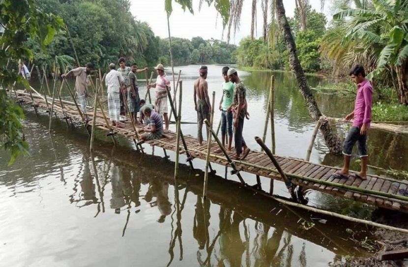 স্বেচ্ছাশ্রমে একশ’ ফুট দীর্ঘ বাঁশের সাঁকো নির্মাণ