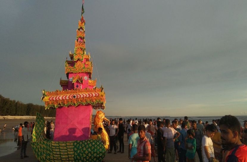 সৈকতে জাহাজ ভাসা উৎসবে সম্প্রীতির সেতুবন্ধন