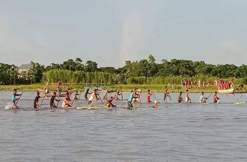 আরিয়াল খাঁ নদীতে ভেলা বাইচ প্রতিযোগিতা 
