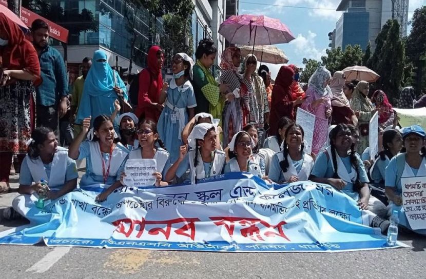 শিক্ষার্থীদের সড়ক অবরোধ 