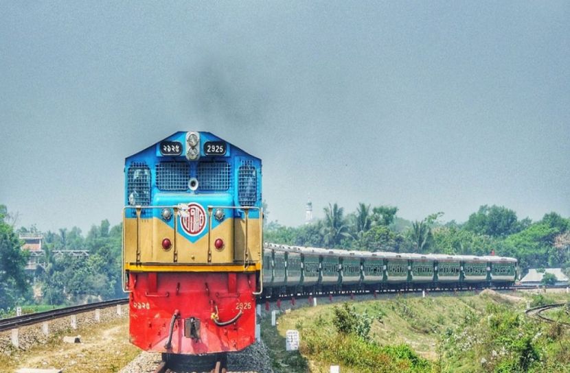 ট্রাক ঠেলে নিয়ে গেলো চলন্ত ট্রেন