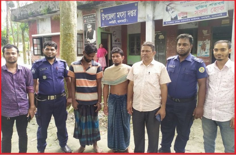 নিষেধাজ্ঞা অমান্য করে ইলিশ শিকার