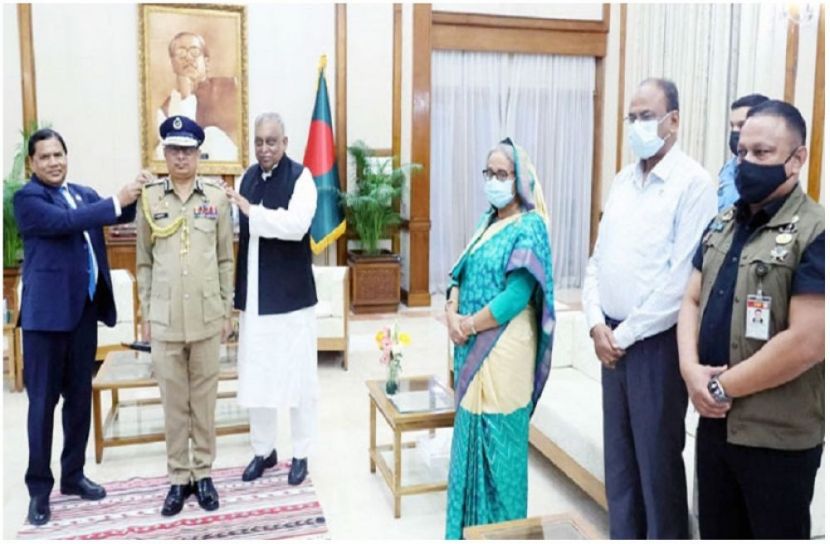 র‌্যাংক ব্যাজ পরলেন আইজিপি