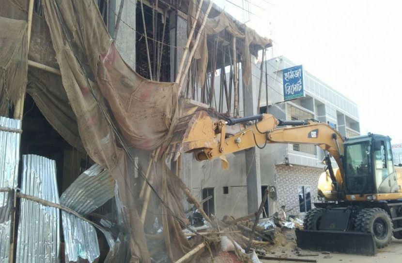 গুঁড়িয়ে দেওয়া হল ৬ ভবন