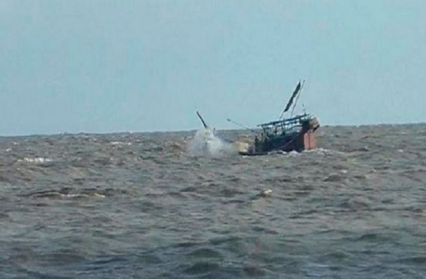 সাগরে জাহাজডুবি, নিখোঁজ ১৩