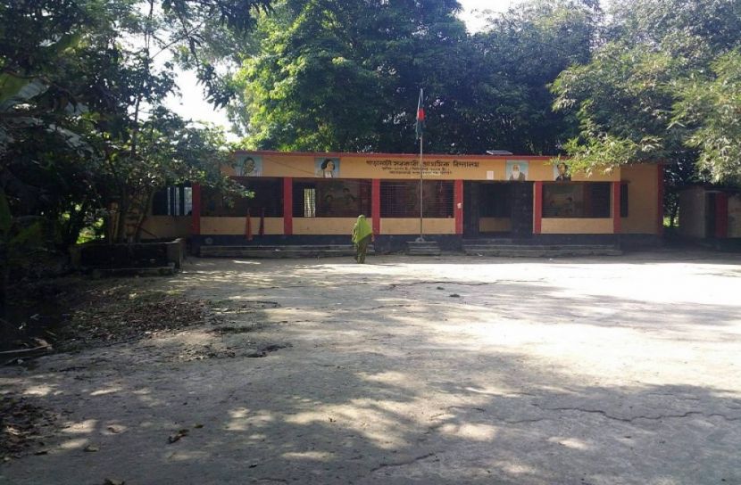 পলাশবাড়ীর গাড়ানাটা সরকারি প্রাথমিক বিদ্যালয় রাস্তাটি ঝুকিপূর্ণ