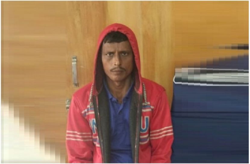 নারী পুলিশের হাত কামড়ে পলায়ন