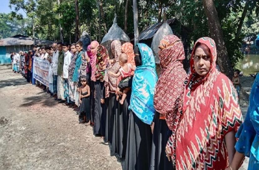 স্কুলের ভূমি আত্মসাৎকারীদের বিরুদ্ধে মানববন্ধন