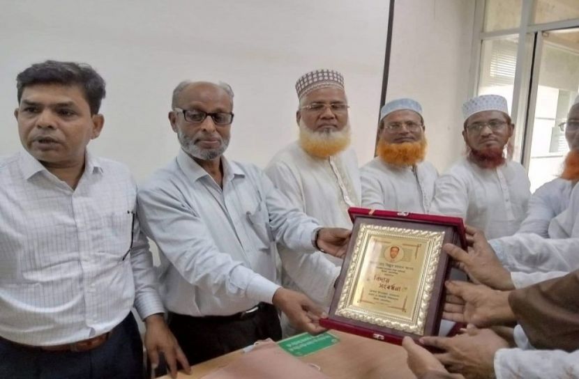 ত্রিশালে শিক্ষা কর্মকর্তাকে বিদায় সংবর্ধনা