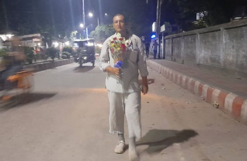 পায়ে হেঁটে বিশ্ব ভ্রমণে নেপালি যুবক