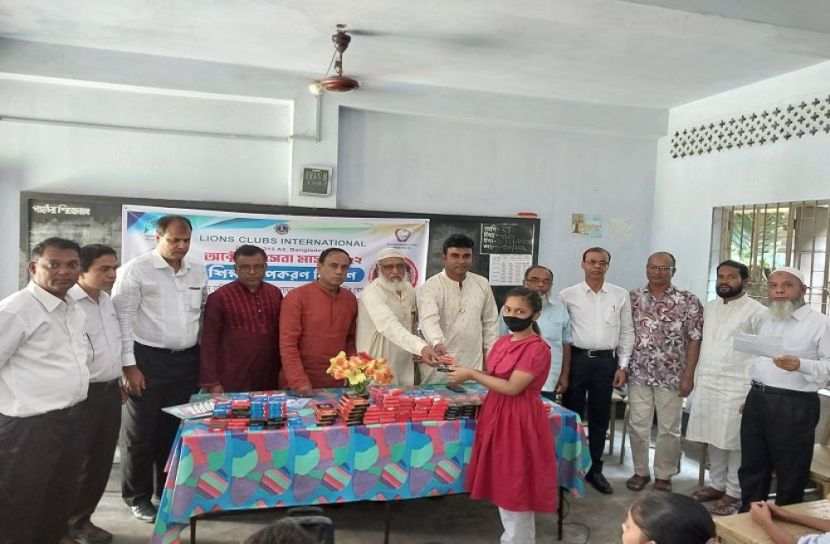 সৈয়দপুরে শিক্ষা উপকরণ বিতরণ