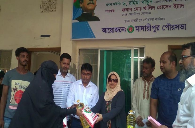 মাদারীপুর পৌরসভা : টিসিবি পণ্য বিক্রয় কার্যক্রম উদ্বোধন
