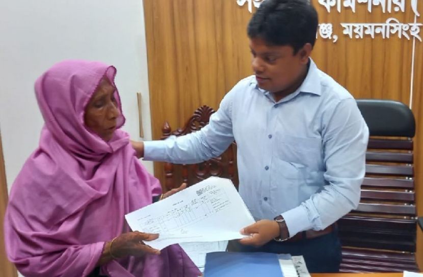নিজের টাকায় বিধবা বৃদ্ধাকে ভূমি সেবা দিলেন এসিল্যান্ড!