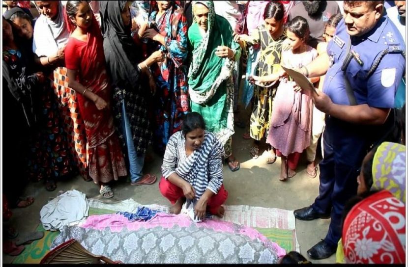 পরকীয়ার জেরে মেয়ের সামনে মাকে কুপিয়ে হত্যা!