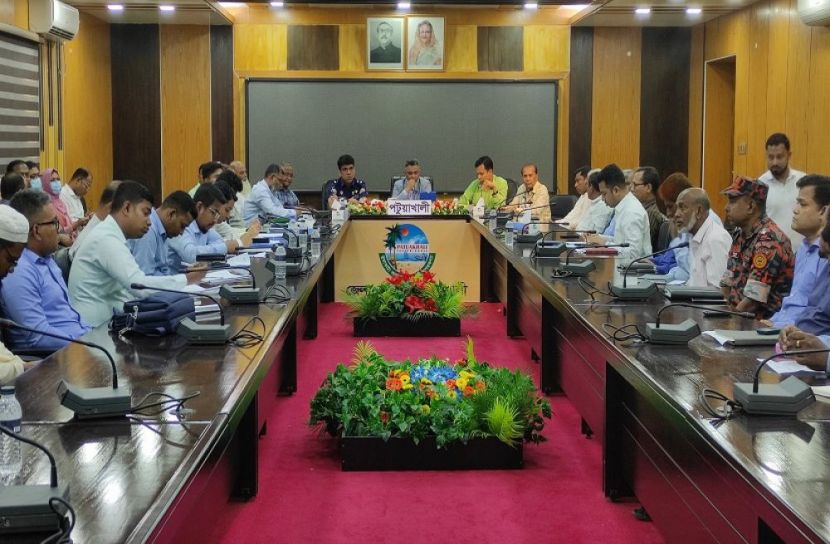 সিত্রাং মোকাবেলায় পটুয়াখালী জেলা দুর্যোগ ব্যবস্থাপনার সভা