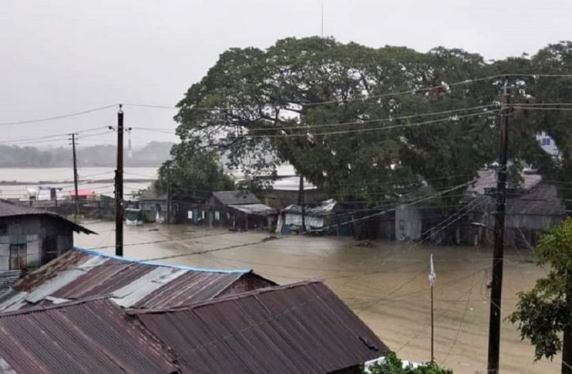 পানিতে তলিয়ে গেছে পটুয়াখালী শহরের প্রাণ কেন্দ্রে অবস্থিত শহীদ আলাউদ্দীন উদ্যান