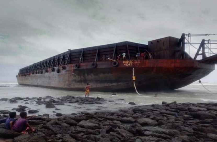 ঝড়ো হাওয়ায় সেন্টমার্টিনে বিদেশি জাহাজ