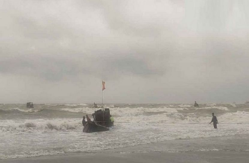 তাণ্ডব চালিয়ে এলাকা ছাড়ল সিত্রাং 