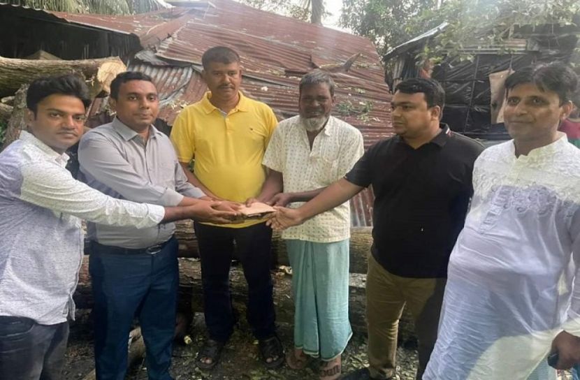ক্ষতিগ্রস্থ পরিবারকে সহায়তা দিলেন সেতুমন্ত্রীর ভাগনে