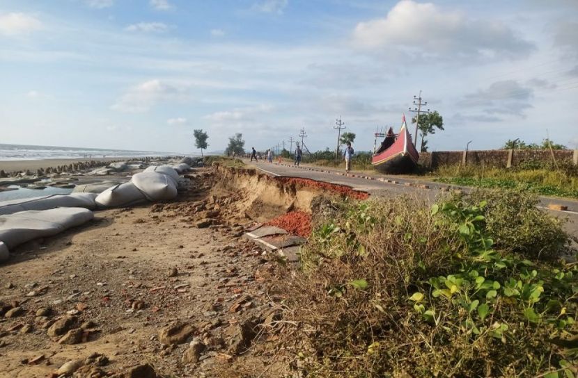 মেরিন ড্রাইভ সড়কে ব্যাপক ভাঙন
