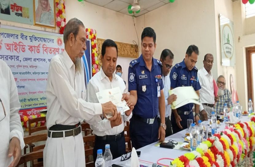 মুক্তিযোদ্ধাদের ডিজিটাল সনদ ও স্মার্ট কার্ড বিতরণ