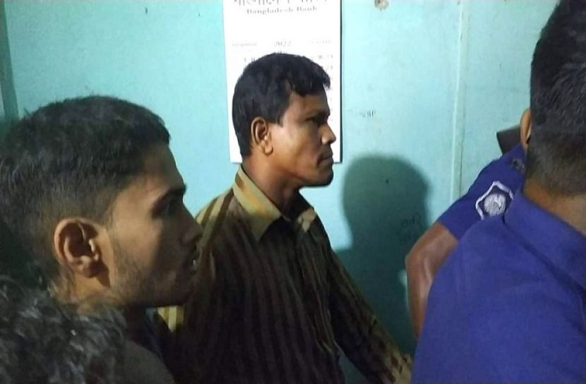 ছাত্রীকে নিপীড়নের অভিযোগে শিক্ষক গ্রেফতার
