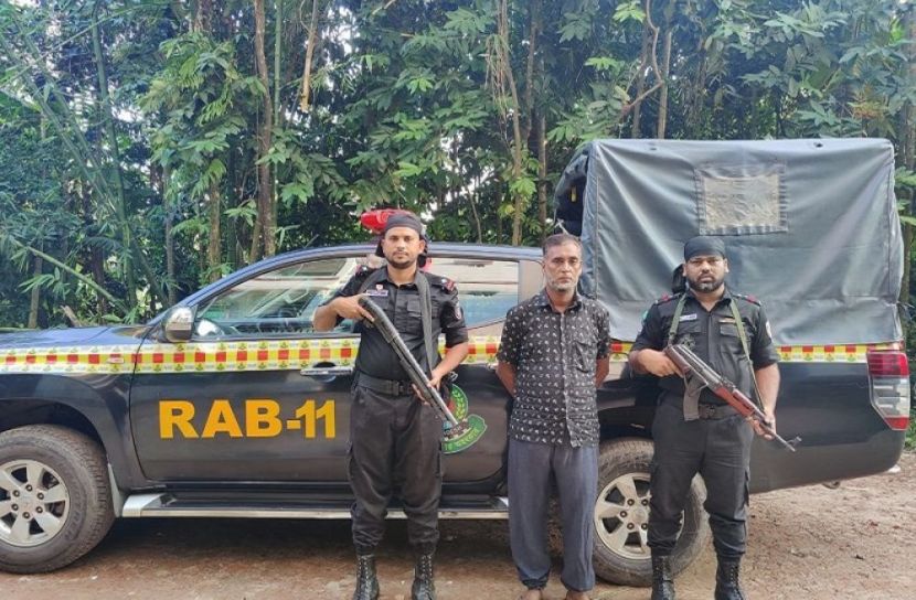 নোয়াখালী থেকে আগ্নেয়াস্ত্রসহ সন্ত্রাসী গ্রেফতার