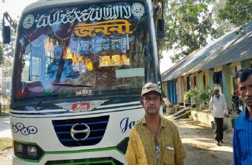 সাংবাদিকের উপর জননী বাস কর্মচারীদের সন্ত্রাসী হামলা