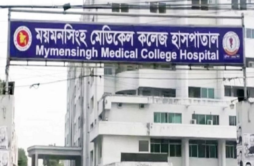কলেজছাত্রীর গাল কাটলেন যুবক