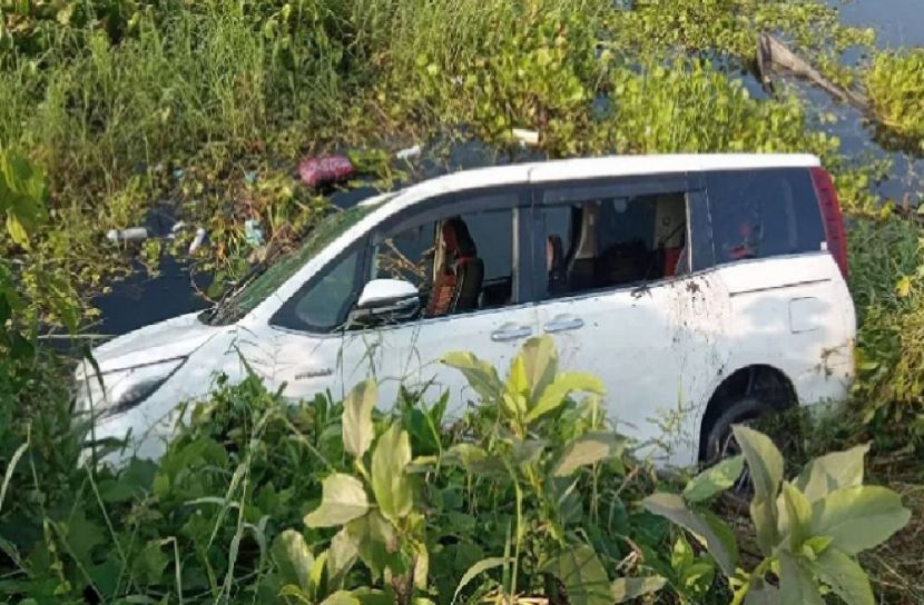 সড়কে ঝরল বাবা-মেয়ের প্রাণ
