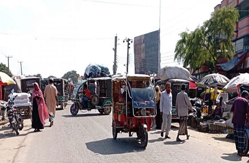 অবৈধ ইজিবাইকে অপ্রাপ্ত বয়স্ক চালক