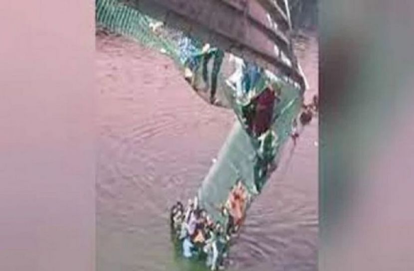 ভারতে সেতু ভেঙে  নিহত ১৩০