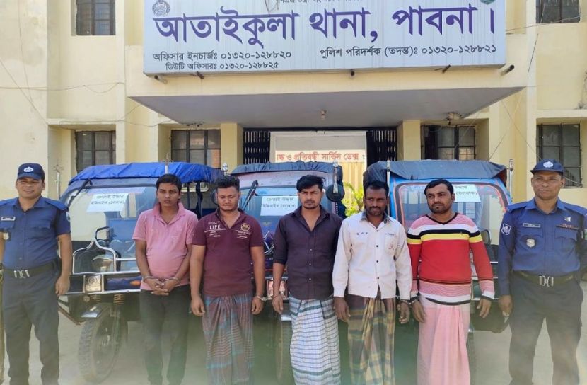 পাবনায় ৫ ইজিবাইক চোর গ্রেফতার